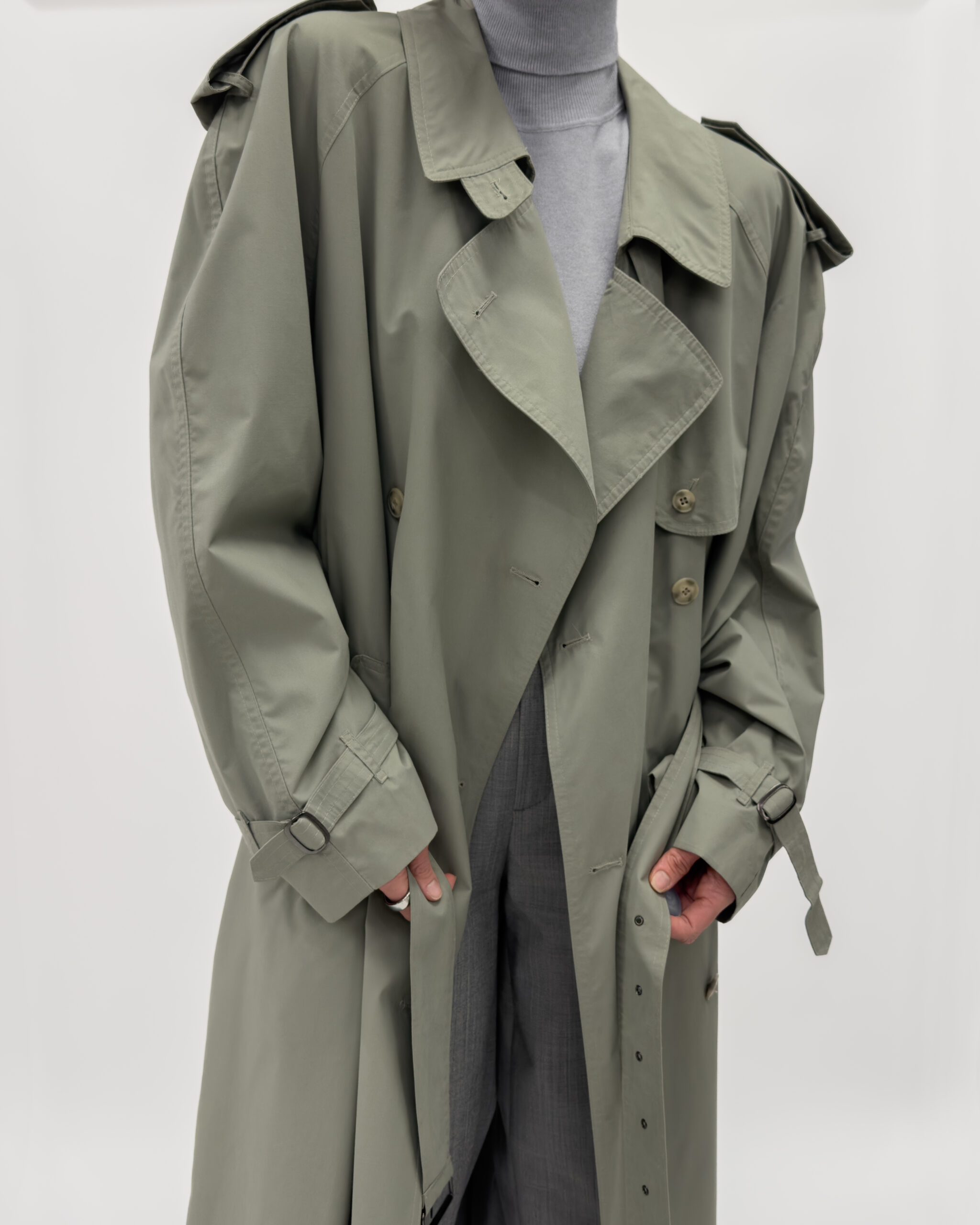 Klassikaline trench coat helerohelises toonis