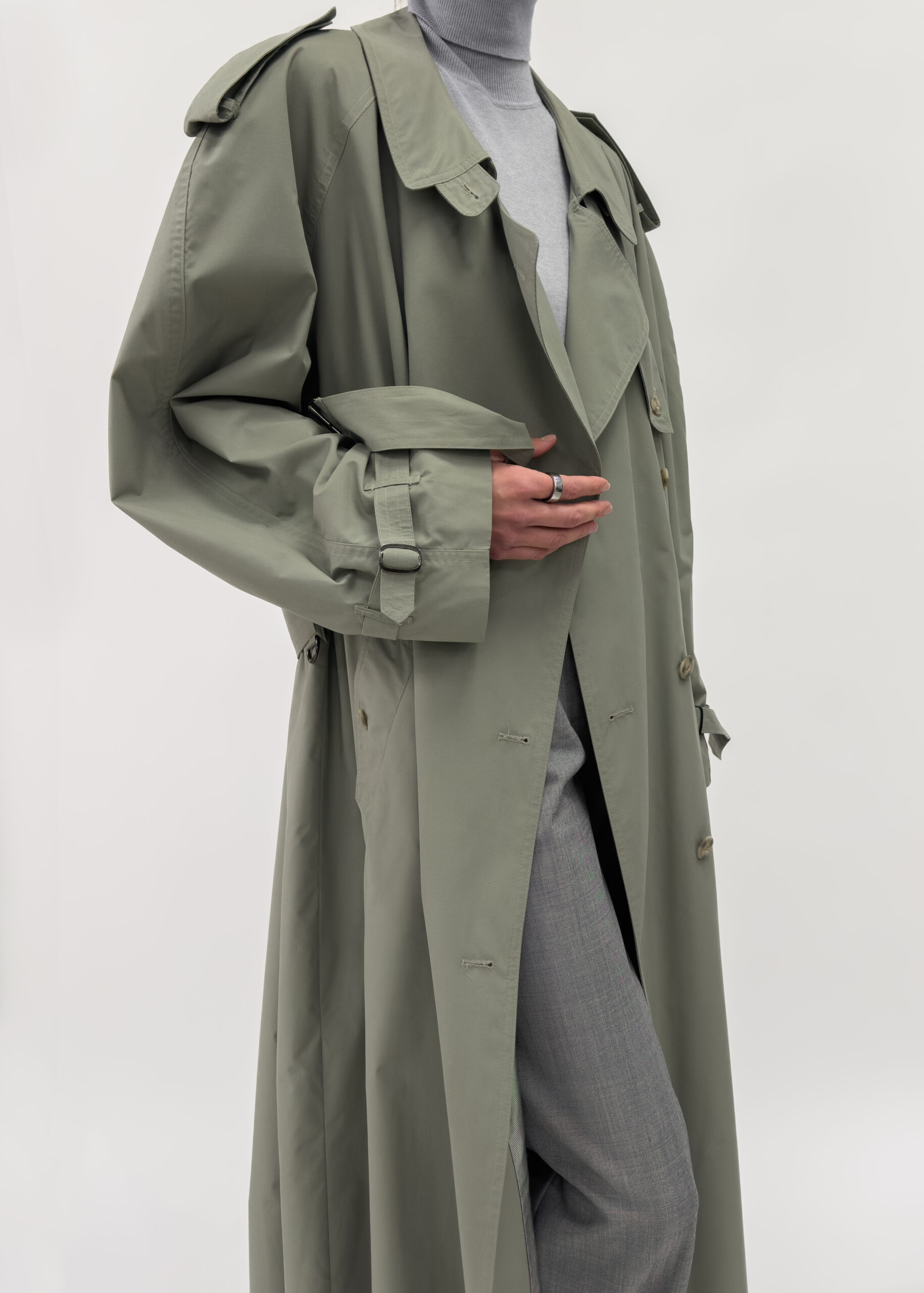 Klassikaline trench coat helerohelises toonis