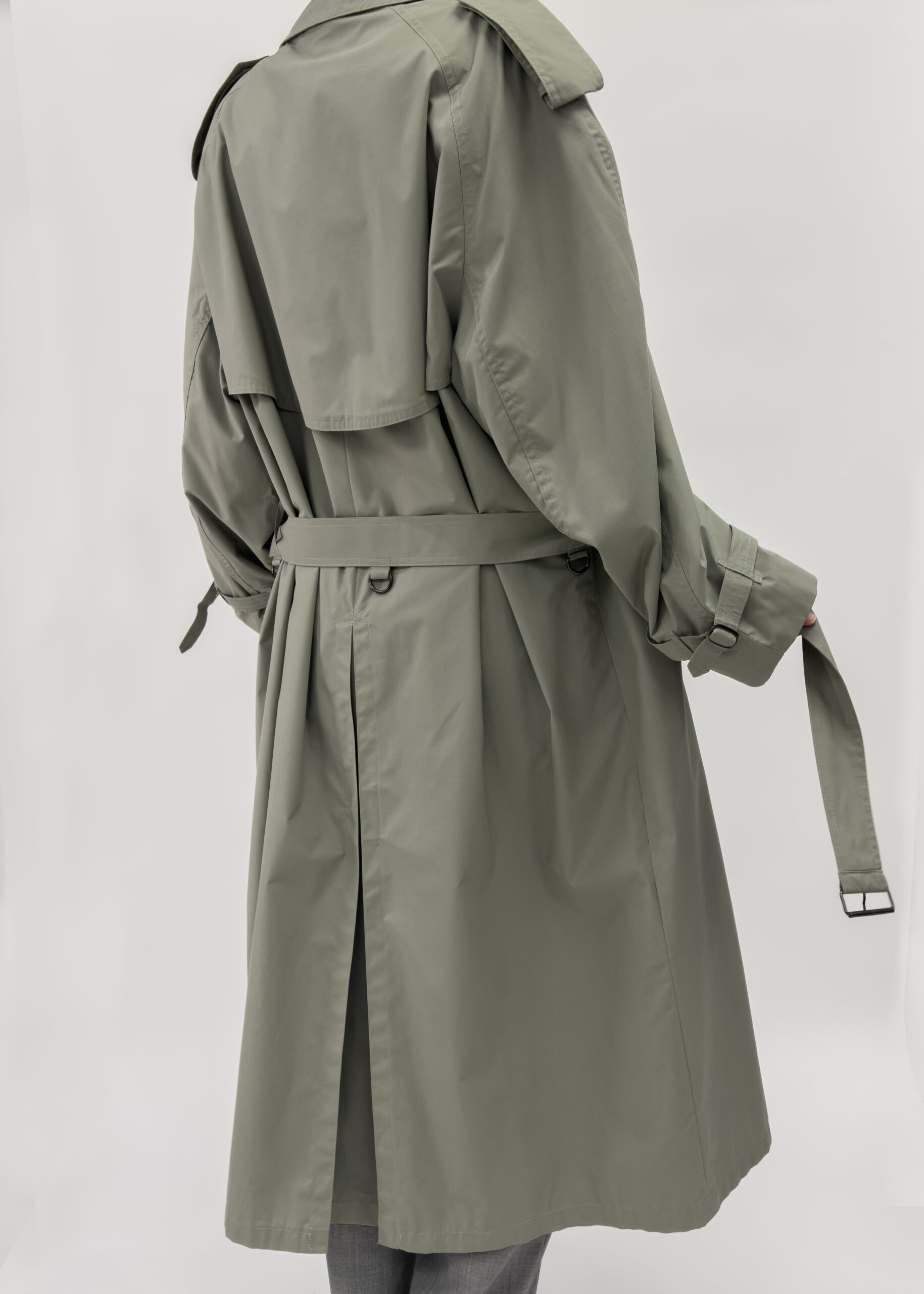 Klassikaline trench coat helerohelises toonis